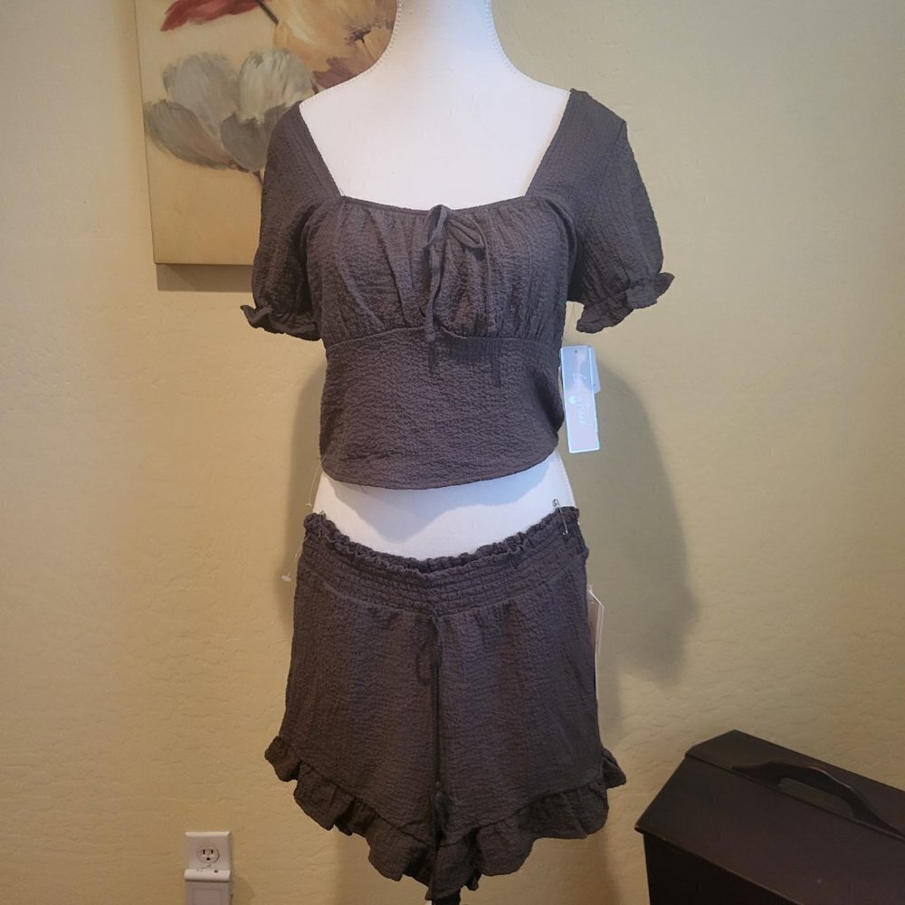 Love Streak Juniors Medium Olive Green Crinkle Fabric Shorts/Top 2 Piece Set NWT